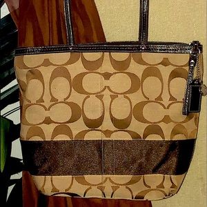 Coach tote bag!! Get ready for the fall!!